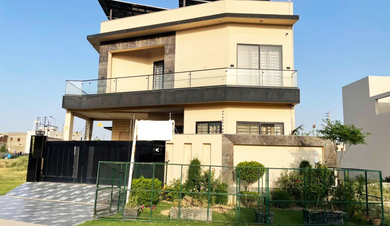 PROPER DHA PHASE 8 (X-BLOCK) — 10 MARLA MODERN HOUSE FOR SALE